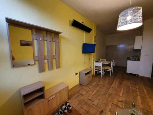 an empty room with a kitchen and a dining room at Apartmani Sarti Banja Luka in Banja Luka