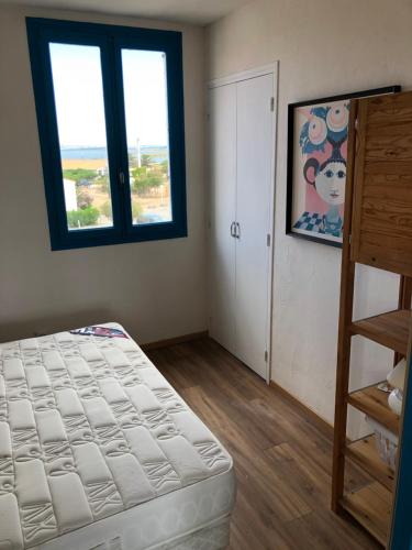 - une chambre avec un lit, une fenêtre et une échelle dans l'établissement Location coudalere, au Barcarès