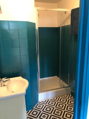 une salle de bain avec une douche, un lavabo et des toilettes dans l'établissement Location coudalere, au Barcarès