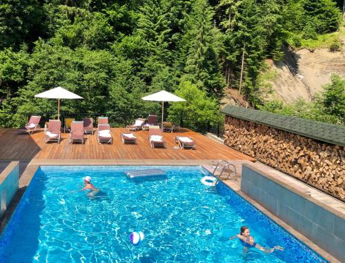 dos personas en una piscina con una pelota de voleibol en LAVANDA country club en Tatariv