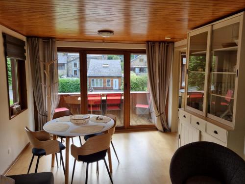a small dining room with a table and chairs at Au Vieux Lavoir in Alle