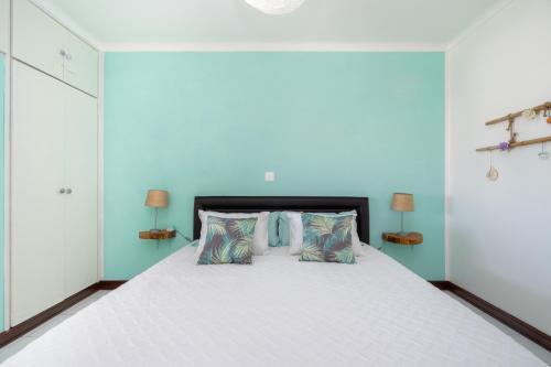 Postel nebo postele na pokoji v ubytování Vilarosa Oceanside by Encantos do Algarve - 1B