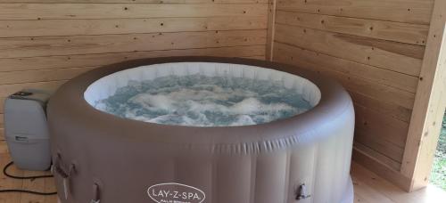 a hot tub in a room with a wall at Stara etno kuća Radonjić in Guča