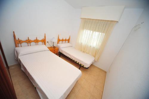 1 Schlafzimmer mit 2 Betten und einem Fenster in der Unterkunft Villamanuela ORANGECOSTA in Benicàssim