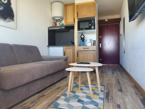 un salon avec un canapé et une table dans l'établissement le studio du palais de la mer B, au Grau-du-Roi