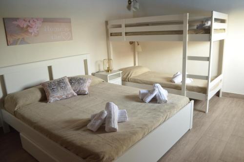 Tempat tidur susun dalam kamar di Il Cigno Reale - White - Rooms Leasing tuoristic Ragusa