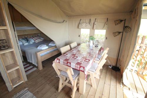 Ένα ή περισσότερα κρεβάτια σε δωμάτιο στο Safari Tent with Hot Tub in heart of Snowdonia