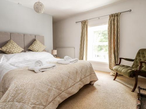 A bed or beds in a room at Jam Pot Cottage