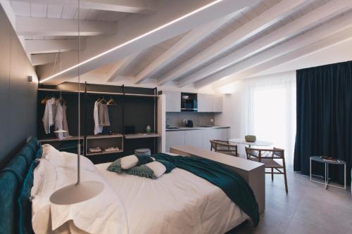 una camera con un grande letto e una sala da pranzo di NITI Palace a Castellammare del Golfo