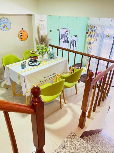 Ruang duduk di Third Sisters Home