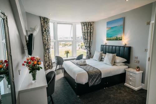 une chambre d'hôtel avec un lit et une fenêtre dans l'établissement OYO Minerva Guesthouse, à Newquay