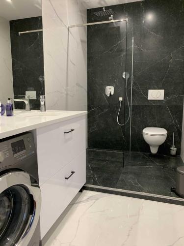 Wil-Art Jurata في يوراتا: حمام مع دش ومرحاض ومغسلة
