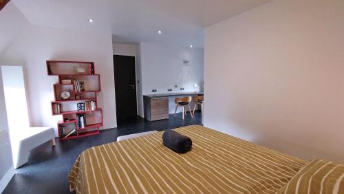 Cet appartement comprend une chambre avec un lit et une cuisine. dans l'établissement 15 Les Ours, à Plouër-sur-Rance