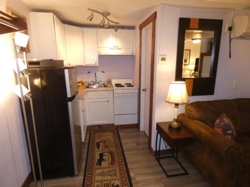 Yellowstone Motel - Adults Only - All rooms have kitchensにあるキッチンまたは簡易キッチン