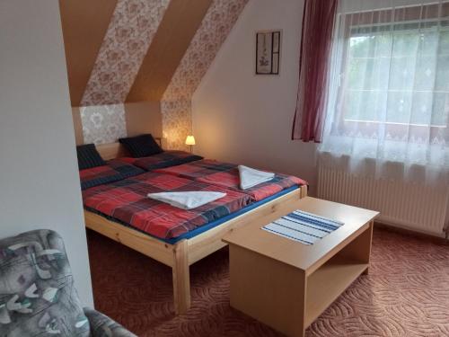 A bed or beds in a room at Holiday Apartmanház