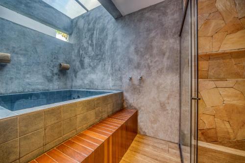 a bathroom with a tub and a shower at Pousada Villa Italiana in São Miguel dos Milagres