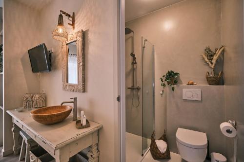 a bathroom with a wooden sink and a shower at Stadshotel Weert in Weert