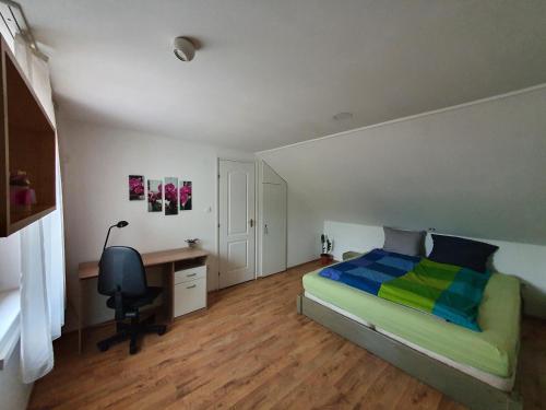 sypialnia z łóżkiem, biurkiem i biurkiem w obiekcie Nyíl Apartman wellnes w Debreczynie