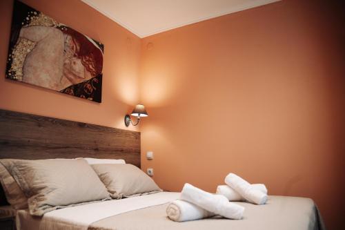 Un dormitorio con una cama con toallas blancas. en 13 Brothers Bungalows, en Paralía Skotínis