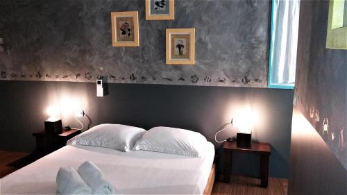 una camera con un letto bianco e due tavoli con lampade di Sunset Hill Lodge a Bora Bora