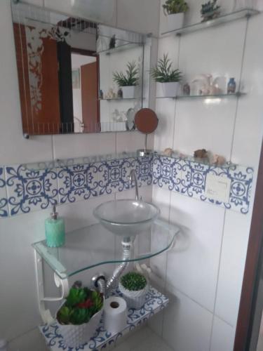 a bathroom with a sink and a mirror at CONDOMÍNIO ILHAS DO JUQUEHY in Juquei