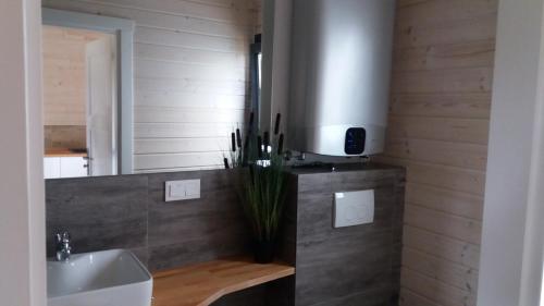 bagno con lavandino e TV a parete di San Escobar Dziwnówek a Dziwnówek