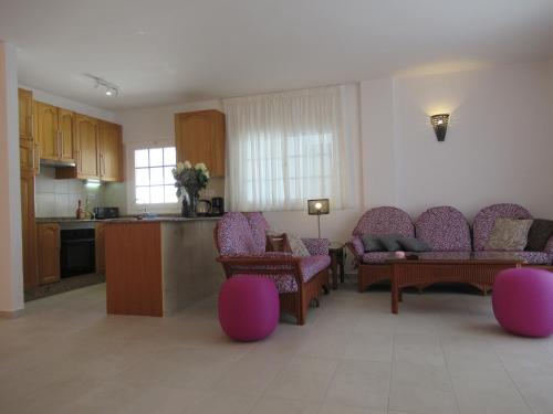 LAS ROSAS by RENTMEDANO Stunning luxury Chocolate Box villa with private heated pool & wifi