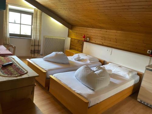 En eller flere senger på et rom på Gasthof Goldenes Lamm