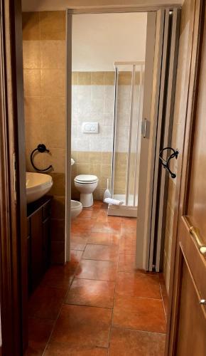 a bathroom with a toilet and a sink at Agriturismo Il Poggiarello in Siena