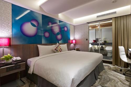 a bedroom with a large bed and a bathroom at Beauty Hotels Taipei - Hotel Bfun in Taipei