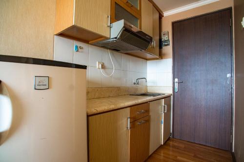 Kuchyň nebo kuchyňský kout v ubytování Apartemen Soekarno Hatta by Easy Staycation 2