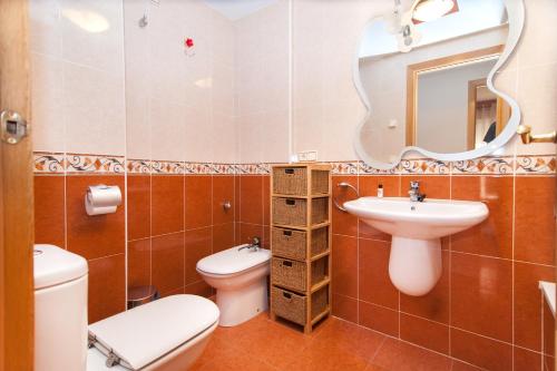 a bathroom with a toilet and a sink and a mirror at Apartamento de 4 dormitorios muy céntrico en San Juan Pueblo a tan sólo 2,5 km de la playa de San Juan y Muchavista in San Juan de Alicante
