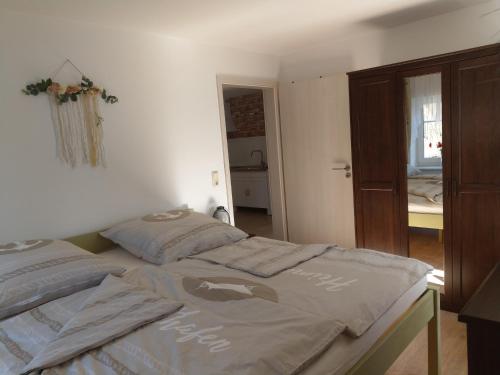 a bedroom with two twin beds in a room at Ferienhaus Kranichzauber in Klausdorf Mecklenburg Vorpommern