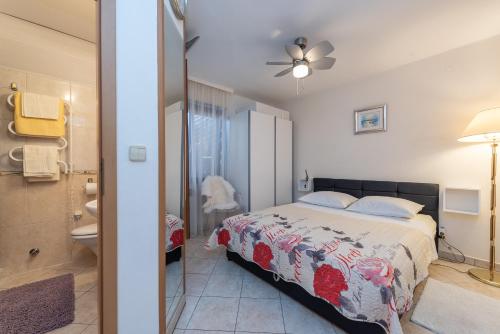 een slaapkamer met een bed en een badkamer bij Apartments Babin - Holly in Zadar