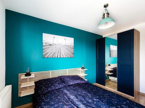 En eller flere senge i et værelse på SUNSET HOME APARTMENTS - LIGHTHOUSE