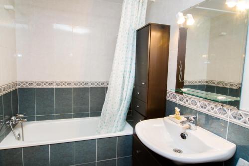 uma casa de banho com um lavatório e uma banheira em Apartamento de 4 dormitorios a tan sólo 2,5 km de la Playa San Juan em San Juan de Alicante