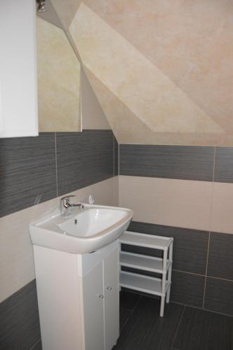 a bathroom with a sink and a mirror at Agroturystka Na Polanie in Święta Katarzyna