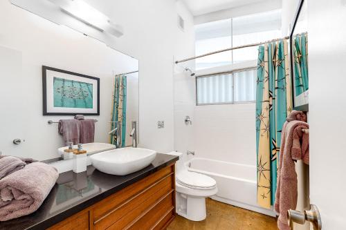 La salle de bains est pourvue d'un lavabo, de toilettes et d'une baignoire. dans l'établissement The Arrow of Twin Palms - Midcentury Alexander Permit# 3505, à Palm Springs