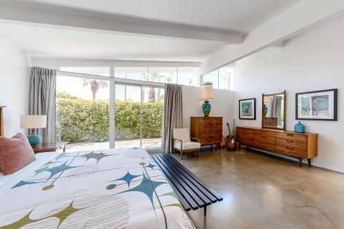 - une chambre avec un lit et une grande fenêtre dans l'établissement The Arrow of Twin Palms - Midcentury Alexander Permit# 3505, à Palm Springs