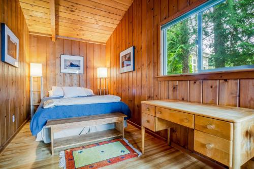 A bed or beds in a room at Hale Passage Beach House