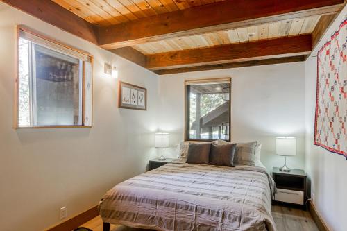 um quarto com uma cama e duas janelas em Hammock Holidays em Truckee
