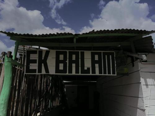 ein Schild, auf dem steht, wie man aus einem Haus hängt in der Unterkunft EK BALAM in Xpujil