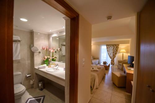 Ванна кімната в Olympion Asty Hotel