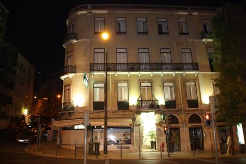 budynek na ulicy miejskiej w nocy w obiekcie Estrela de Arganil - Luis Simões & Conceição, Lda w Lizbonie