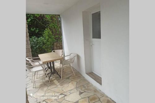 een patio met een tafel en stoelen en een raam bij Appartement 2 personnes proche plage(900m) dans une maison individuel. in Hendaye