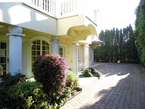 Maison blanche avec allée en briques dans l'établissement Millennium Villa, à Keszthely