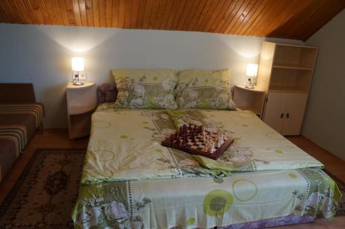 En eller flere senge i et værelse på Maróni Ház