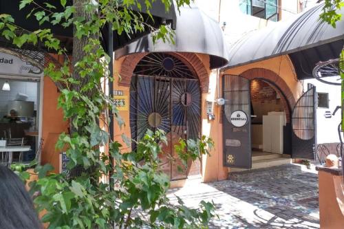 an entrance to a building with a wooden door at Suites Portal San Ángel I Hospedaje Ejecutivo in Mexico City