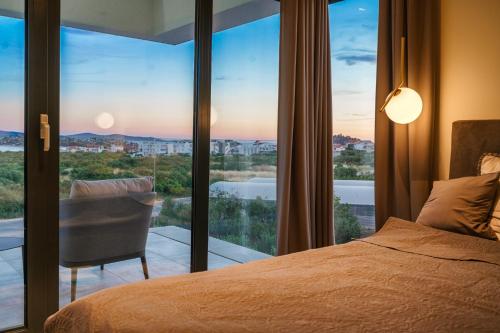 Un dormitorio con una cama y una ventana grande. en Villa Sea of Dreams, en Vodice
