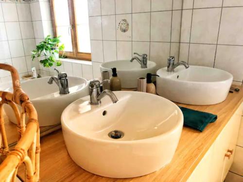 - Baño con lavamanos y 2 lavabos en Charming apartment Basel border - 3 bedrooms, en Hégenheim